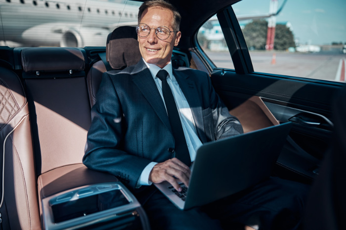 CTS Chauffeur services excellence busienss man 700